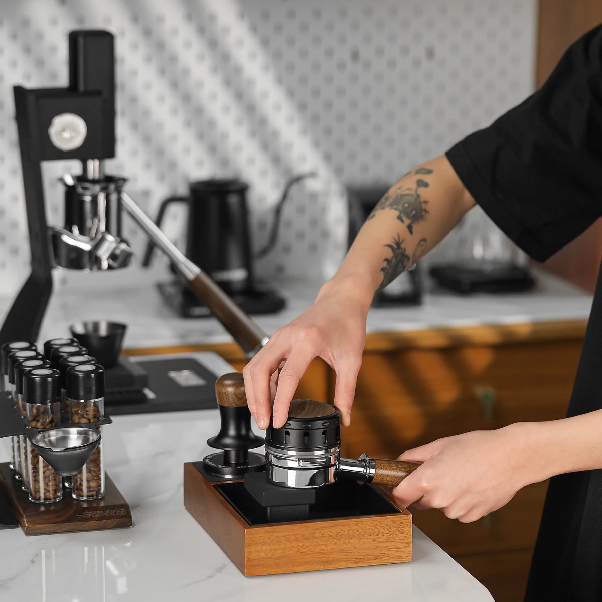 Gravity Adaptive Falcon Coffee Distributor